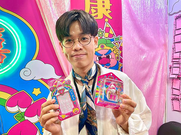 イラストレーターの名前は非公開です。2022年末にブランドをスタートし、現在で約3年になります。台湾の寺廟やレトロ文化をモチーフに、キュートな神様を描いているのが特徴。「恋愛も仕事も、すべてうまくいきますように」という願いが込められています。彰化出身・鹿港育ちの作者ならではの、幼い頃の記憶と鮮やかな色使いが魅力。見ているだけで温かい気持ちになるデザインです。