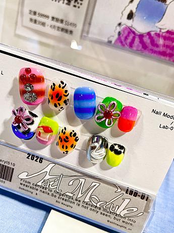 また、「玩事製作 still naughty」とコラボしたネイルも展開しています。
