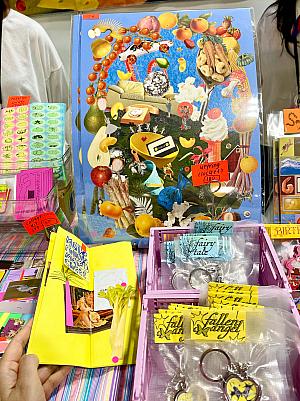 作品はコラージュがメインで、「Colorful」「Happy and Fun」がコンセプト。見ているだけで明るい気持ちになる作品が並びます。日本のビッグサイトにも参加したそうなので、今後のアジア圏イベントでも注目の存在です。