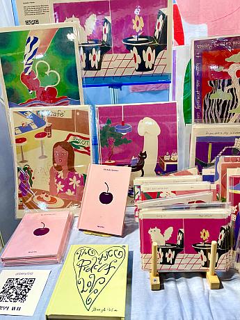 ピンクのさくらんぼと黄色のハートが付いた本は、イラスト集です。