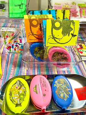 作品はコラージュがメインで、「Colorful」「Happy and Fun」がコンセプト。見ているだけで明るい気持ちになる作品が並びます。日本のビッグサイトにも参加したそうなので、今後のアジア圏イベントでも注目の存在です。