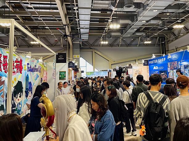 今回で4回目となる「2026台北國際插畫博覽會」。台湾だけでなく、日本・韓国・タイ・香港・マカオ・イタリア・マレーシア・フィリピン・シンガポールなど、世界12カ国から出展がありました。今後さらに多くの国から参加が増えると、ますます楽しいイベントになりそうです。<br><br>まだ行ったことがない方はもちろん、台湾旅行中にお気に入りのイラストレーターを見つけたい方にもおすすめのイベントです。次回開催時は、ぜひ足を運んでみてください。
