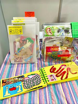 作品はコラージュがメインで、「Colorful」「Happy and Fun」がコンセプト。見ているだけで明るい気持ちになる作品が並びます。日本のビッグサイトにも参加したそうなので、今後のアジア圏イベントでも注目の存在です。