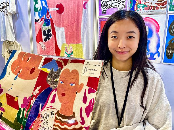 イラストレーターのBeryl Wuさん。2021年に活動をスタートしました。もともとはグラフィックデザイナーでしたが、コロナ禍をきっかけにイラスト制作も開始。ユーモアや欲望、激情など、女性の心の動きをテーマに作品を描いています。<br><br>お菓子ブランドやネイルなど、さまざまな分野とコラボも展開。ナビが初めて彼女を知ったのは、中山エリアのお菓子店のウィンドウにあった大きなイラストでした。