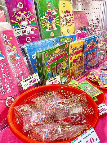 神様のキャラクターはとにかく可愛く、グッズもビビッドなカラーで、持っているだけでハッピーな気分になります。台北ナビで紹介している「来好」や素敵な台湾土産の宝庫「台湾日和」でグッズを取り扱っています！