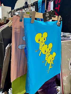 鮮やかな発色のねずみバッグがとてもかわいい♡