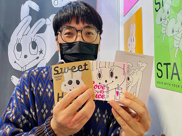 イラストレーターのYAO XINGさんによるブランドです。2025年7月にスタートしたばかりで、本人を含めた3人で商品開発などを行っています。取材時には「マスクはこのままで大丈夫ですか？」と丁寧に声をかけてくださり、快く撮影に応じてくれました。<br>キャラクターは男の子、うさぎ、ねずみ、いぬなど。YAO XINGさんが思いついたイメージを、そのままキャラクターとして形にしています。