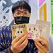 イラストレーターのYAO XINGさんによるブランドです。2025年7月にスタートしたばかりで、本人を含めた3人で商品開発などを行っています。取材時には「マスクはこのままで大丈夫ですか？」と丁寧に声をかけてくださり、快く撮影に応じてくれました。<br>キャラクターは男の子、うさぎ、ねずみ、いぬなど。YAO XINGさんが思いついたイメージを、そのままキャラクターとして形にしています。