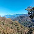 バス車窓からの景色。山々が連なるダイナミックな風景が続きます。左側に雲海が見えました！