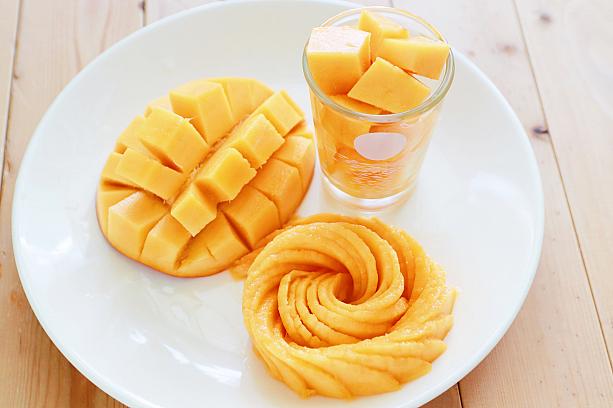 いろんな切り方でマンゴーを楽しんで！