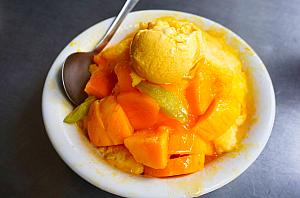 マンゴーシャーベットが乗ったマンゴーかき氷