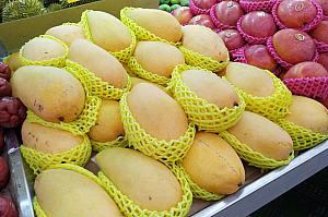 店頭に並ぶマンゴー