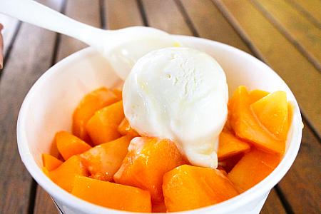 カットマンゴーにバニラアイスをON