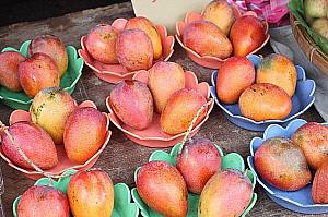 店頭に並ぶマンゴー