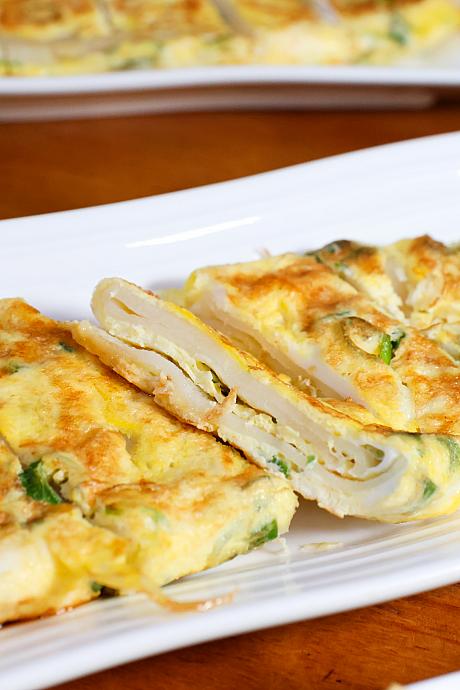 一般的な「蛋餅」（台湾風の卵クレープ）は既製の皮と溶き卵を合わせて焼き上げますが、「粉漿蛋餅」は毎日手作りした米粉の皮にネギ入りの溶き卵を重ねて焼き上げます。冷蔵・冷凍された既製品とは異なり、作りたての皮を使うからこそ、ふっくら＆もちもちの食感に仕上がるのが特徴です。