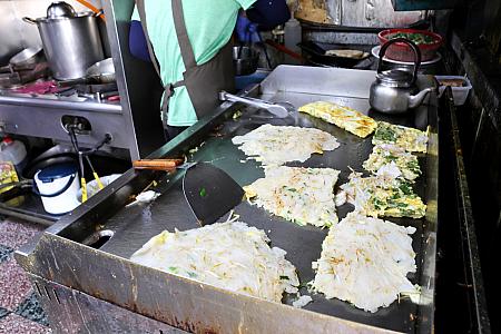 というわけで、「宜囷早點」でも、在来米の米漿を鉄板に薄く広げ、もやし・ニラ・九層塔、さらに卵をのせて、追いタネ(米漿)を加えて焼き上げます。お婆さんが焼いていた当時は、卵を1つ食べることさえ贅沢だった時代。今では卵入りが一般的になっていますが、こうして気軽に食べられることに、思わず感謝したくなります。