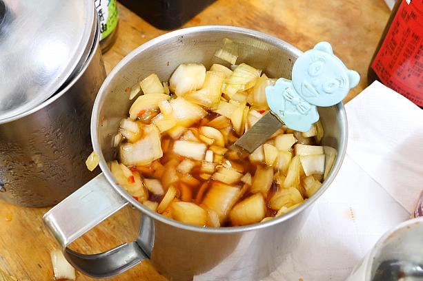 また、毎日涙をこらえながら玉ねぎを切って作るという「洋蔥辣椒（ピリ辛玉ねぎ）」は、玉ねぎ・醤油・唐辛子・砂糖だけを使ったシンプルな味付け。素材の良さがダイレクトに伝わる一品です。辛みが欲しいときにトッピングすると、また違った味わいが楽しめます。