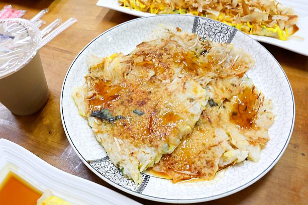 その名も「阿婆粿」！パッと見はネギ餅(葱油餅)みたい？ナビん家(関東出身)で手作りする薄っ～～いお好み焼きにも似ているかも。もともとこのエリアで食べられてきた庶民的な小吃なのだとか。