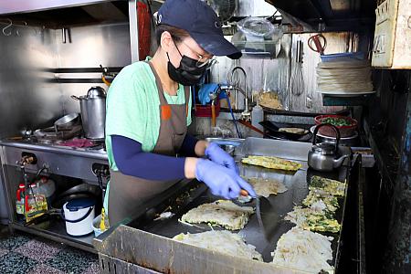 というわけで、「宜囷早點」でも、在来米の米漿を鉄板に薄く広げ、もやし・ニラ・九層塔、さらに卵をのせて、追いタネ(米漿)を加えて焼き上げます。お婆さんが焼いていた当時は、卵を1つ食べることさえ贅沢だった時代。今では卵入りが一般的になっていますが、こうして気軽に食べられることに、思わず感謝したくなります。