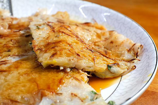 出来立ての「阿婆粿」の表面は香ばしくカリカリだったのですが、写真を撮っているうちにカリカリ感がなくなってしまった……。店主の「早く食べないとおいしさが半減するよ」という助言を聞き流してしまったナビ、無念です。それでも、もっちりとした生地ともやしのシャキシャキ食感がたまらないおいしさ！ヘルシーなので、朝からモリモリ食べたくなります。