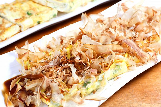 お店のおすすめは「大阪焼蛋餅」50元。たっぷりのかつおぶしがのっていて、お好み焼きのような味わいです。