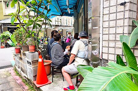 行列の間に出てくる椅子で休憩コーナー！