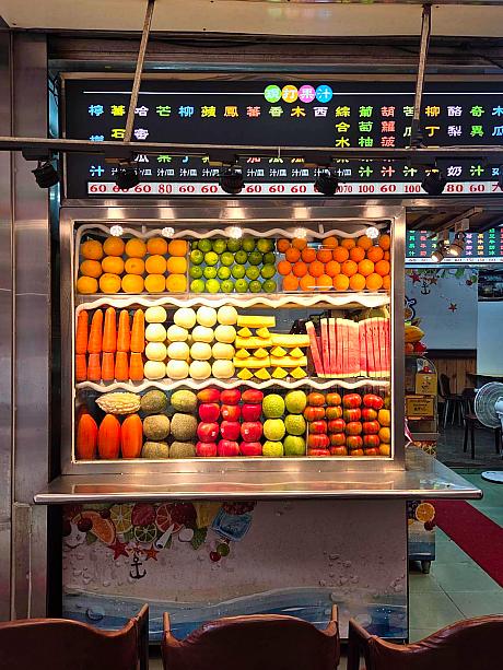 観光客的にはこのフルーツのディスプレイが映えるので、つい表の席に座ろうと思いがちですが、地元民はそんなことは気にせず、扇風機の風を感じる店内へ！