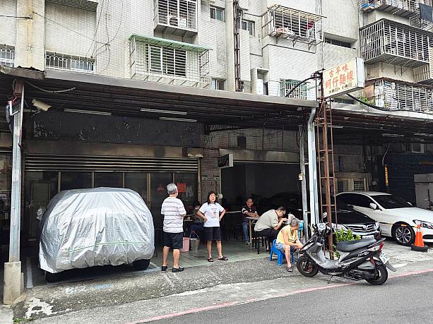 台湾フルーツで前菜を楽しみ、胃袋が動いてきたところで、少し運動しようと台鉄「萬華」駅の方へテクテク歩くこと15分強。地元民が集まるとある場所へ行ってみました。みんな誰かを待っています。誰を待っているのでしょうか？