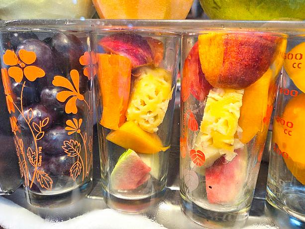 聞くと、中のフルーツは日替わりで固定ではありません。ミックスジュースには7種類のフルーツが1つずつ入っているそうです。「珍果」はフルーツが同じなら、カットフルーツ・ジュースともに同じ値段というのが多いのですが、ミックスカットフルーツ「綜合水果盤」は7種類のフルーツが各2つ入って70元。メニューの「汁」はジュース、「皿」がカットフルーツの意味です。