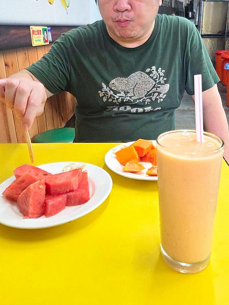 やっぱりここのカットフルーツが好きなんだ～！と、写真を撮るのを忘れて食べ始めてしまいました。