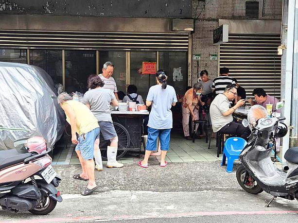正解は……台湾風そうめん「麵線(麺線)」の屋台を引いてくるおかみさんでした！<br>「萬華蚵仔麵線(歐仔麵線)」は、朝は日本のガイドブックでもよく紹介されている「スターバックス艋舺店」のすぐ近くで営業し、午後は大理街に移動して営業します。