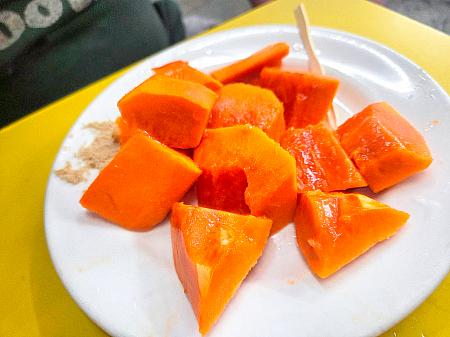 カットフルーツは各60元。パパイヤとスイカを選びました。どちらも台湾を代表する果物。瑞々しくて、いつ食べてもやっぱりおいしい！