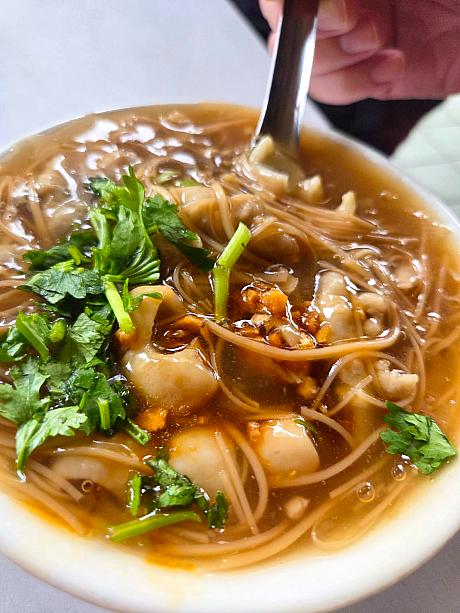台湾のソウルフードは滷肉飯(ルーロー飯)とよく言われますが、実は「麵線(麺線)」なのでは？と思うのはナビだけでしょうか。だってこの「麺線」を食べるためだけに萬華まで来てしまうんですから。そして、そんな台湾人が日本人にも知ってほしいというだけあって、臭みがなく弾力のあるモツ、うまみたっぷりの牡蠣、スルスルとのどに入っていく「麺線」……最高です！味は見た目とは裏腹にあっさりしているので、濃い味が好きな方は醤油ニンニクを追加してもらうのがおすすめで<br>す。ちなみに売り切れ次第閉店となります。地元台湾人のように、ラオバンたちが来る前から待ってみてくださいね！