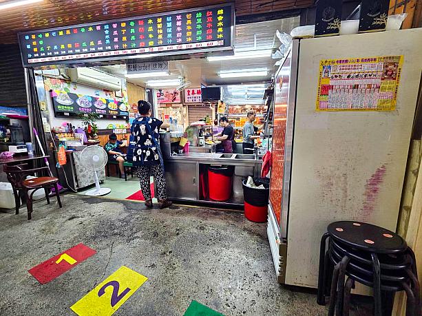 すると……初めて気づいたんですが、列に並ぶのはメインストリートの華西街側ではなく、お店の裏側だったんです！！皆さん、気づいていましたか？