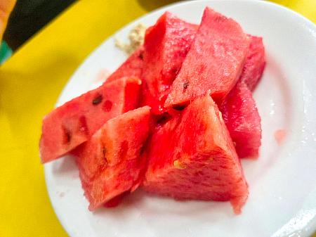 カットフルーツは各60元。パパイヤとスイカを選びました。どちらも台湾を代表する果物。瑞々しくて、いつ食べてもやっぱりおいしい！