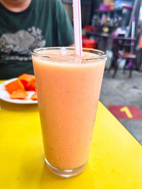 カットフルーツもいいですが、もっと手軽に台湾フルーツを楽しむなら、やっぱりフレッシュジュースですよね。というわけで、ミックスジュース「綜合水果汁」60元を注文！