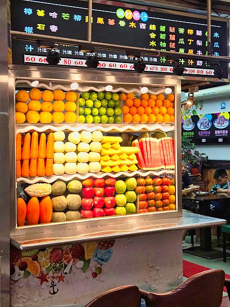 「華西街珍果水果吧」はフォトジェニックな店構えだけでなく、フルーツを選ぶ確かな目利きで、いつでもおいしい果物を食べられるのが魅力です。