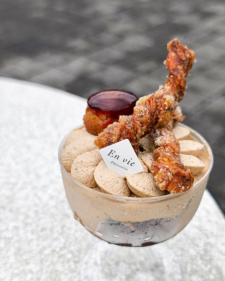 お腹が満たされたところで食べたいのはやっぱりスイーツ！「En Vie 在室甜點」では、評判の「聖多諾黑(サントノレ)」をカップデザート化した「聖多杯杯」をゲット♡フランス菓子のお店らしく、おいしいだけじゃなく、見た目が美しいのも嬉しい！