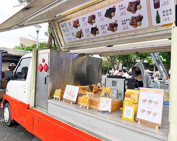 そして便利さも追求しています。「島嶼生吐司」は冷凍生トーストのお店なのですが、あらかじめチョコレートやピーナッツバターが塗られていたり、ピザトーストになっていたりします。