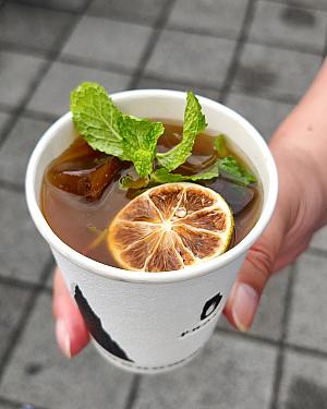 「柑橘」を。いわゆるレモンコーヒーで、雨が降ったり止んだりのじめっとした天気に飲むのにぴったりな爽やかなコーヒー。すっと体の中のほてりが取れたように感じます。