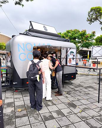 そういえばこの日はまだコーヒーを飲んでいなかったと思って、注目していた「世界トップ100カフェ第16位」の栄誉に輝くスペシャルティコーヒーの先駆者「NOMAD Coffee」のコールドブリューコーヒー「精品冷萃咖啡」を求めてお店に来たものの、すでに売り切れ。しゃーない。だって1日30本限定だもん、そりゃすぐなくなっちゃう……涙