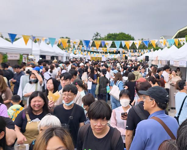 有料イベントだし、人はそれほど多くないだろう！というナビの甘い憶測は見事に外れて、歩くのもやっとというほどの人！こんなにも人気なのか……。