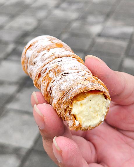 もうひとつ、関西人ナビが食べたい～と思っていた「千層捲心酥」。これ、ケーニヒス クローネ(Königskrone)のサクサクのパイ生地の中にカスタードやあんこを詰めた人気スイーツ「クローネ」に似ているんですよね～！食べながらパイ生地をボロボロ落としちゃったけれど、野外だから許してもらえるかな？懐かしさも相まって、うま～い！