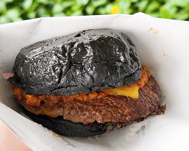 ナビが並んで食べてみたのは「Burger hood by起家厝早午餐」の經典肉醬牛肉堡(ミートソースビーフハンバーガー)。手ごねハンバーグを黒いバンズで挟んだもの。一つひとつ丁寧に焼いて調理してくれて、これがおいしくないわけがない！