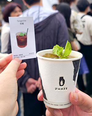 「柑橘」を。いわゆるレモンコーヒーで、雨が降ったり止んだりのじめっとした天気に飲むのにぴったりな爽やかなコーヒー。すっと体の中のほてりが取れたように感じます。