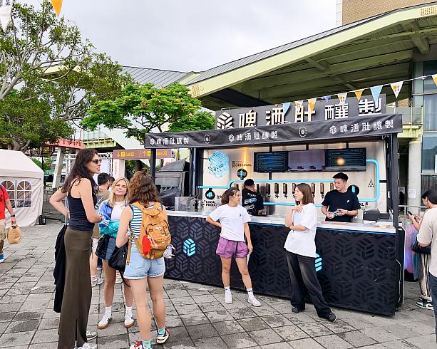 上手に撮影できていませんが、キッチンカーをベースに営業をしているお店も多いようでした。その代表格が台北の街中でもよく見かける〜「啤酒肚釀製」！ビールサーバー(ビアタップ)付きのキッチンカーはこういうイベントでは重宝しますよね！西欧のお客さんに特に人気が高いようでしたよ！