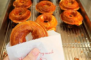 小ぢんまりとした老街でお土産を探したり、ドーナツを食べたり……