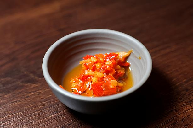 ひとつ安心したのは、「<b>倉廩CANG LIN</b>」の料理は辛さをかなり抑えているということ。辛い物が苦手なナビでもすべての料理が食べられるのが嬉しいのです。辛い物好きは特製の「辣醬」をもらってください。ナビ友は辛いもの好きで、試してみたら、ちょっと付けただけでもかなりの辛さでおいしい〜とご満悦♡