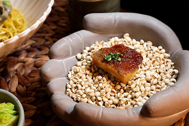 例えば「<b>山東蔥餅佐焦糖雞肝慕斯</b>」は、近所の朝食屋さんで売られている「山東蔥餅」からインスピレーションを得た一品。ネギの香り高い蔥餅と、炙ってキャラメルのような香ばしさと濃厚な肉脂の香りを引き出した鶏レバーのムースを合わせていて、懐かしいけれど新しい！そんな前菜が60元でいただけます。