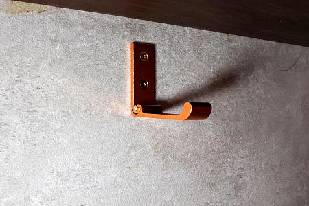 17席と小ぢんまりした店内なので、荷物はフックにかけてくださいね！